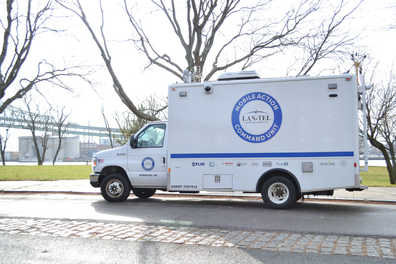 Mobile Action Command Unit LanTel Communications Inc